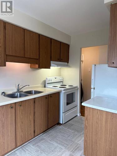 2 - 7 MOHAWK AVENUE , Mississauga, Ontario L5G 3R5 3