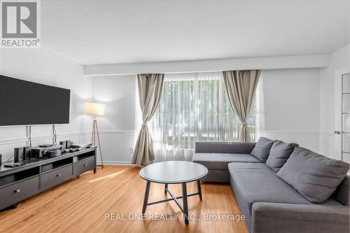10 Devins Drive, Aurora, ON - Indoor Photo Showing Living Room