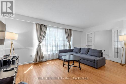 10 Devins Drive, Aurora, ON - Indoor Photo Showing Living Room