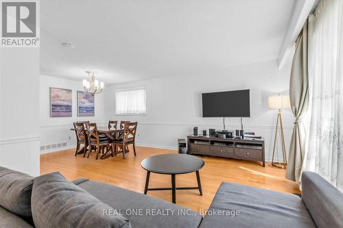 10 Devins Drive, Aurora, ON - Indoor Photo Showing Living Room