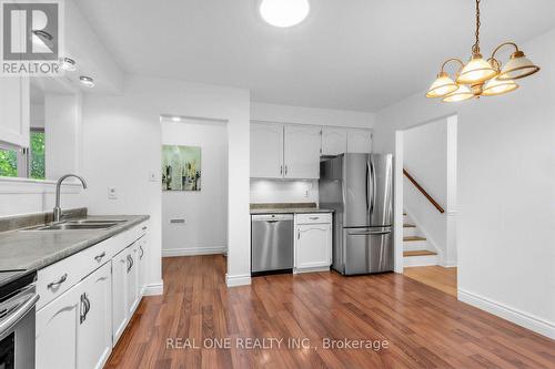 10 Devins Drive, Aurora, ON - Indoor Photo Showing Kitchen
