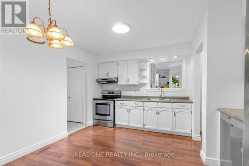 10 Devins Drive, Aurora, ON - Indoor Photo Showing Kitchen