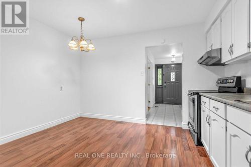 10 Devins Drive, Aurora, ON - Indoor Photo Showing Kitchen