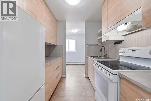 26 2 Summers Place, Saskatoon, SK - Indoor Photo Showing Kitchen With Double Sink