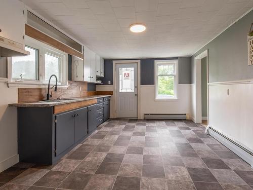 102 Parade Street, Yarmouth, NS - Indoor Photo Showing Kitchen