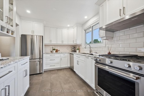 590 Fern Road, Waterloo, ON - Indoor Photo Showing Kitchen With Upgraded Kitchen