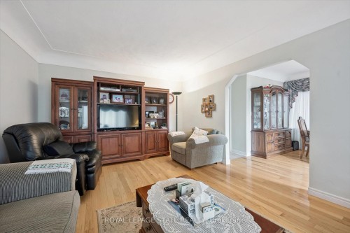 1873 Main Street E, Hamilton, ON - Indoor Photo Showing Living Room
