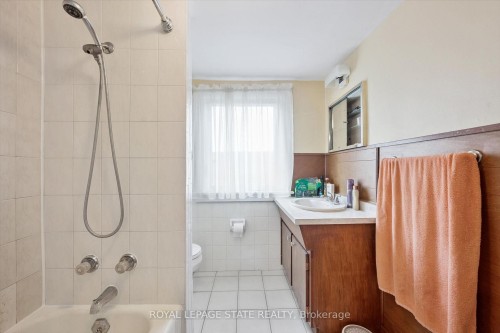 1873 Main Street E, Hamilton, ON - Indoor Photo Showing Bathroom