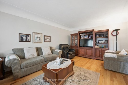 1873 Main Street E, Hamilton, ON - Indoor Photo Showing Living Room