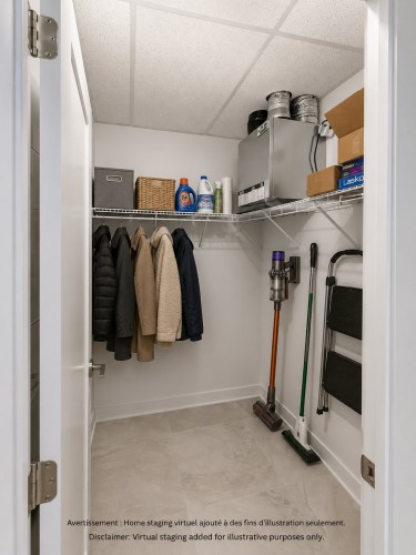 Closet - 502-4420 Boul. St-Jean, Dollard-Des-Ormeaux, QC - 