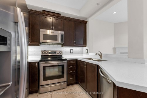 33 Browview Drive, Hamilton, ON - Indoor Photo Showing Kitchen With Double Sink