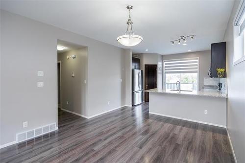 154 Philip Lee Dr, Winnipeg, MB - Indoor Photo Showing Kitchen