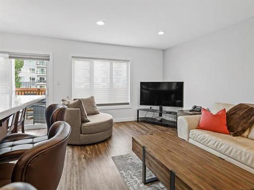 111-255 Peguis St, Winnipeg, MB - Indoor Photo Showing Living Room