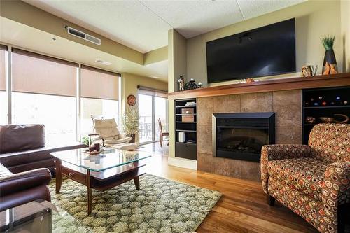 2204-84 Snow St, Winnipeg, MB - Indoor Photo Showing Living Room With Fireplace