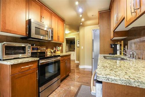 2204-84 Snow St, Winnipeg, MB - Indoor Photo Showing Kitchen