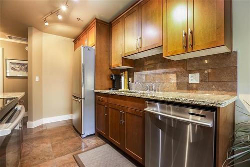 2204-84 Snow St, Winnipeg, MB - Indoor Photo Showing Kitchen