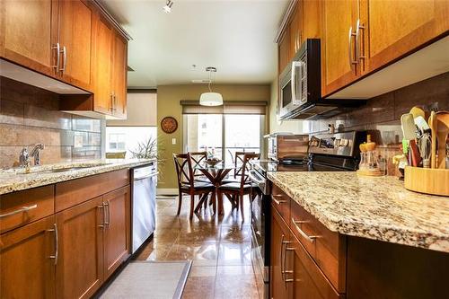 2204-84 Snow St, Winnipeg, MB - Indoor Photo Showing Kitchen