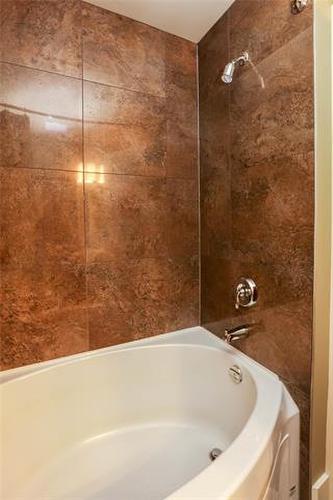 2204-84 Snow St, Winnipeg, MB - Indoor Photo Showing Bathroom
