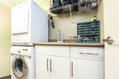 2204-84 Snow St, Winnipeg, MB - Indoor Photo Showing Laundry Room