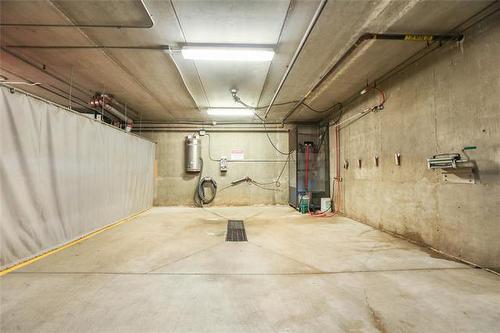 2204-84 Snow St, Winnipeg, MB - Indoor Photo Showing Garage