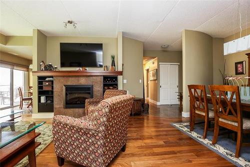2204-84 Snow St, Winnipeg, MB - Indoor Photo Showing Living Room With Fireplace