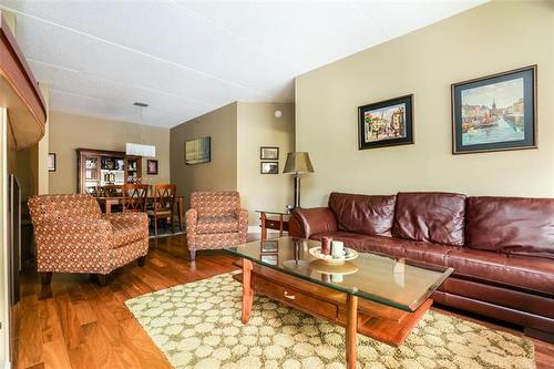 2204-84 Snow St, Winnipeg, MB - Indoor Photo Showing Living Room