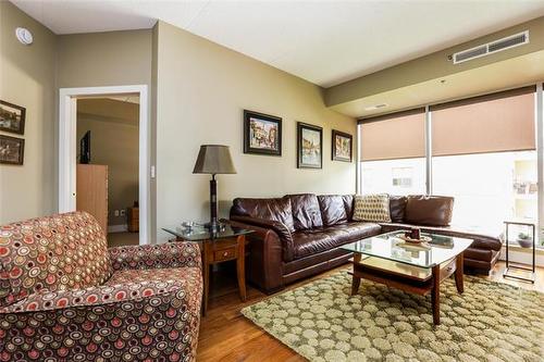 2204-84 Snow St, Winnipeg, MB - Indoor Photo Showing Living Room