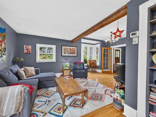 222 Victoria Street E, Amherst, NS - Indoor Photo Showing Living Room