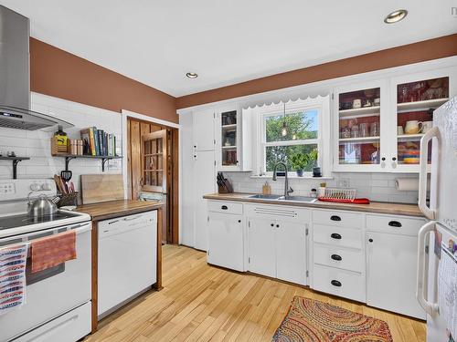 222 Victoria Street E, Amherst, NS - Indoor Photo Showing Kitchen