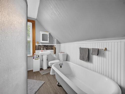 222 Victoria Street E, Amherst, NS - Indoor Photo Showing Bathroom