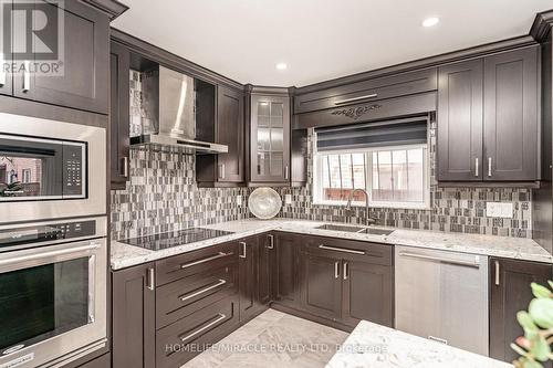 5 Octillo Boulevard, Brampton, ON - Indoor Photo Showing Kitchen With Double Sink With Upgraded Kitchen