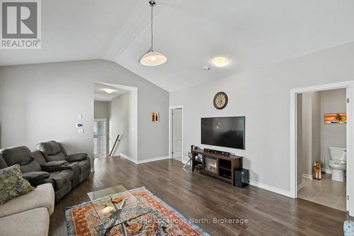 214 Springfield Crescent, Clearview (Stayner), ON - Indoor Photo Showing Living Room