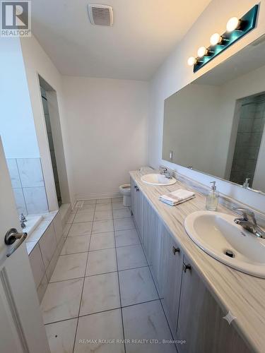 45 Rich Crescent, Whitby, ON - Indoor Photo Showing Bathroom