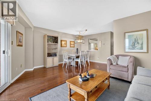 2136 Old Lakeshore Road Unit# 8, Burlington, ON - Indoor Photo Showing Living Room