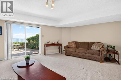 2136 Old Lakeshore Road Unit# 8, Burlington, ON - Indoor Photo Showing Living Room