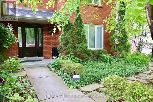 89 YONGE BOULEVARD , Toronto, Ontario M5M 3G8 2
