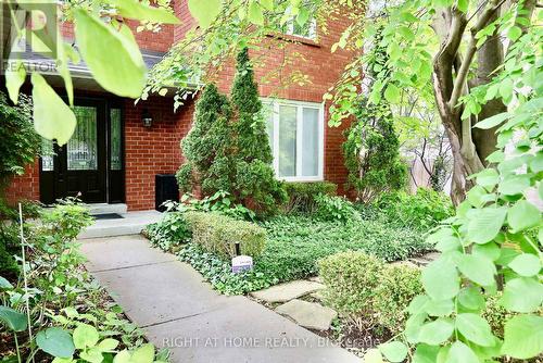 89 YONGE BOULEVARD , Toronto, Ontario M5M 3G8 3