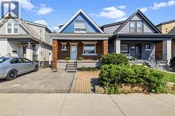 138 CAMERON Avenue N  Hamilton, ON L8H 4Z3