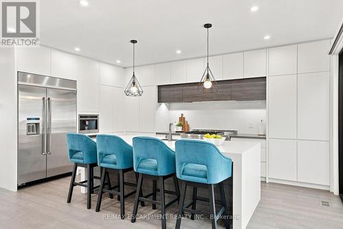 1181 Ogden Avenue, Mississauga, ON - Indoor Photo Showing Kitchen With Upgraded Kitchen