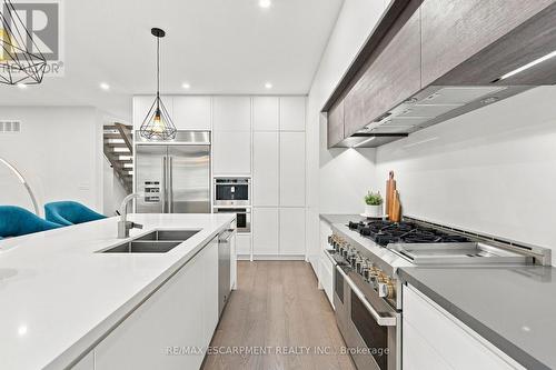 1181 Ogden Avenue, Mississauga, ON - Indoor Photo Showing Kitchen With Double Sink With Upgraded Kitchen