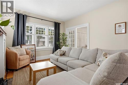 76 Angus Crescent, Regina, SK - Indoor Photo Showing Living Room