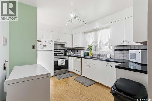 192 Salisbury Drive, Saskatoon, SK - Indoor Photo Showing Kitchen
