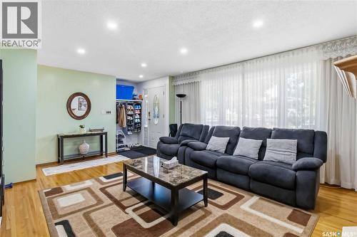 192 Salisbury Drive, Saskatoon, SK - Indoor Photo Showing Living Room