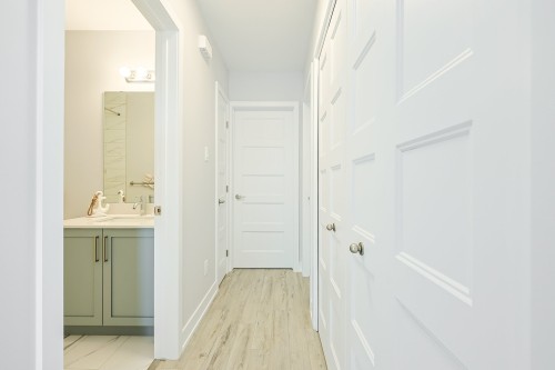 Corridor - C-228 Ch. Freeman, Gatineau (Hull), QC 