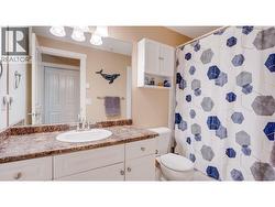 4-piece guest bathroom - 
