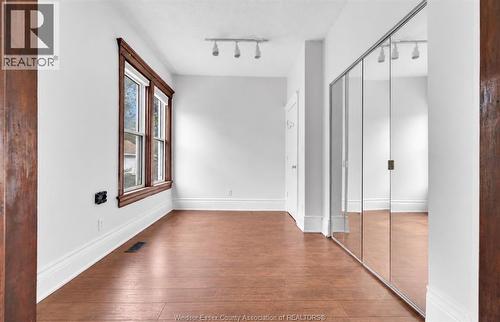 231 GLADSTONE Unit# 1 , Windsor, Ontario N9A 2P6 5