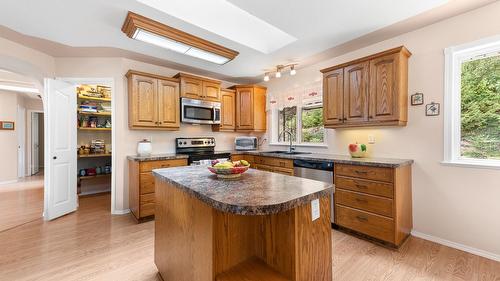 3389 Crestview Road, Creston, BC 
