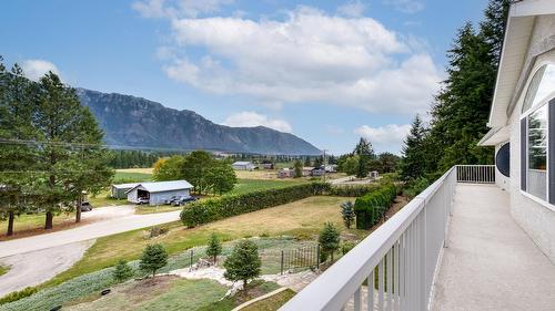 3389 Crestview Road, Creston, BC 