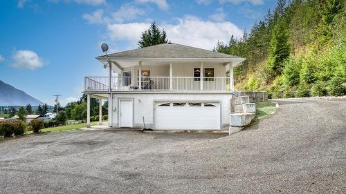 3389 Crestview Road, Creston, BC 