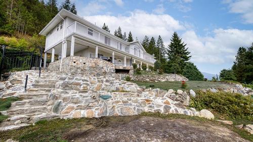 3389 Crestview Road, Creston, BC 